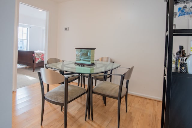 3559 Port Cove Dr Unit 25, Waterford, MI 48328 - dining room with baseboards and light wood-style floors