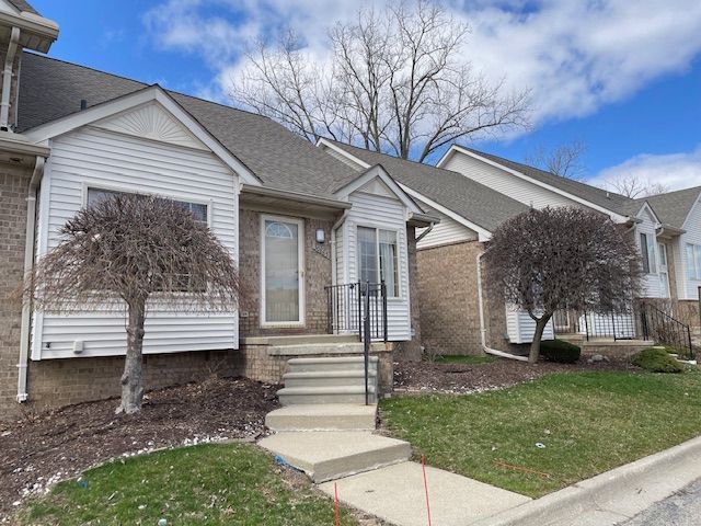 view of front of property with brick siding and a front yard
