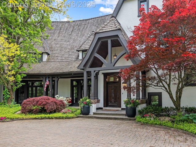 2010 W Valley Rd, Bloomfield Hills, MI 48304 - view of front facade with stucco siding