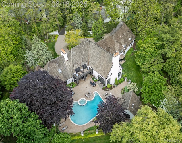 2010 W Valley Rd, Bloomfield Hills, MI 48304 - aerial view of property and surrounding area with a pool and a tree filled landscape