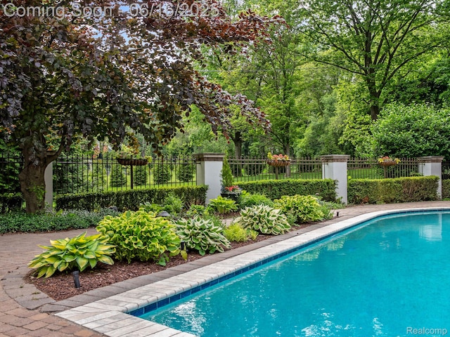 2010 W Valley Rd, Bloomfield Hills, MI 48304 - view of pool