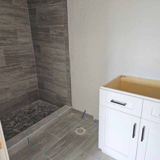 bathroom featuring a tile shower