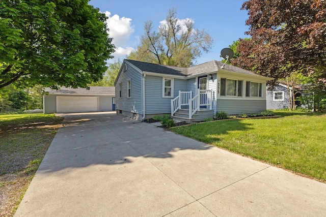 view of front of property with a detached garage, an outdoor structure, and a front yard