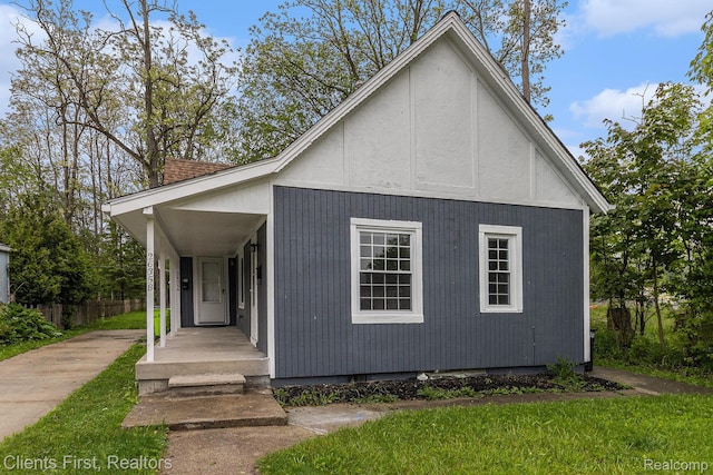 26358 Moses St, Flat Rock, MI 48134 - view of front of house featuring a front lawn