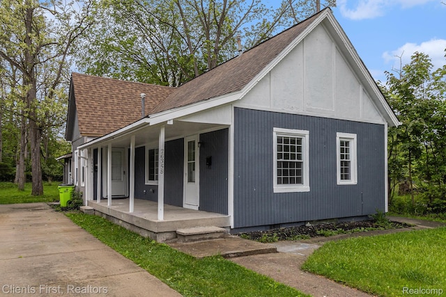 26358 Moses St, Flat Rock, MI 48134 - view of front of house featuring a porch and roof with shingles