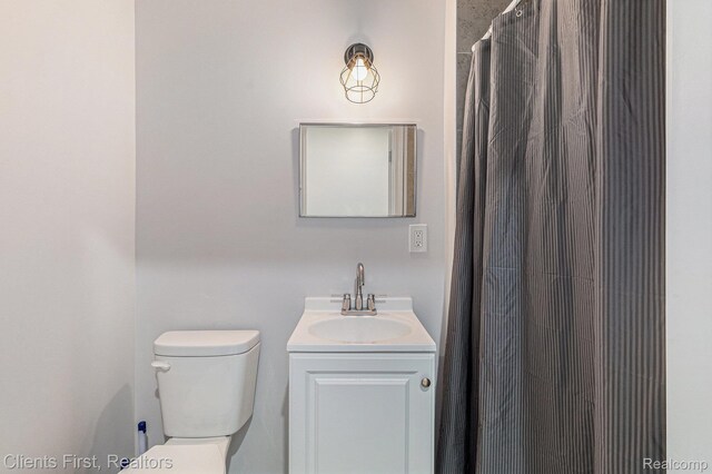 26358 Moses St, Flat Rock, MI 48134 - bathroom featuring toilet, vanity, and curtained shower