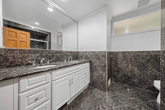 full bathroom featuring crown molding, toilet, a sink, and visible vents