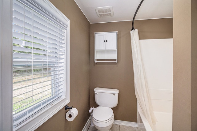full bath with toilet, baseboards, visible vents, and plenty of natural light