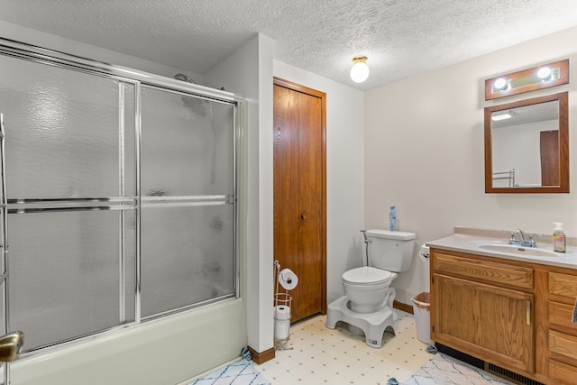 full bath featuring shower / bath combination with glass door, baseboards, toilet, and vanity