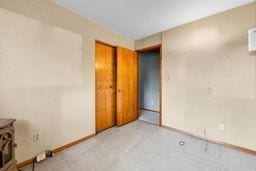 empty room featuring baseboards