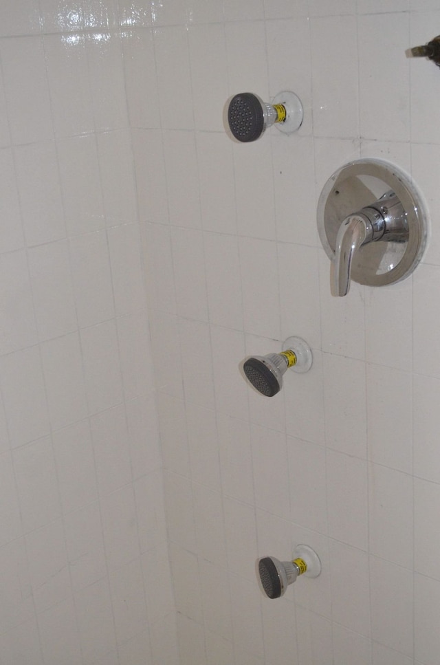 interior details with a tile shower