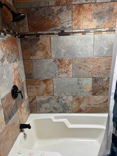 314 W Main, Whitehall, MI 49461 - full bath featuring shower / tub combo with curtain