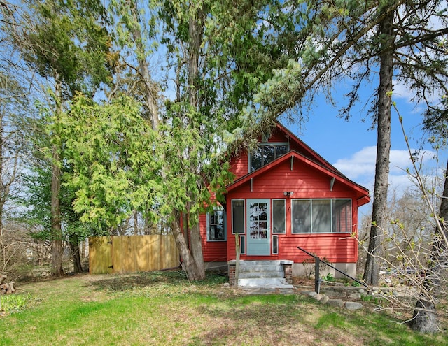 view of front facade with fence and a front yard