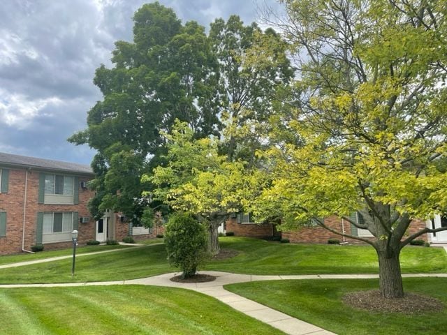500 Romeo Rd Unit 116, Rochester, MI 48307 - view of community featuring a yard