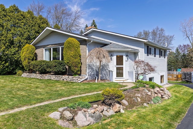 view of front facade featuring a front lawn