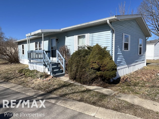 manufactured / mobile home featuring covered porch