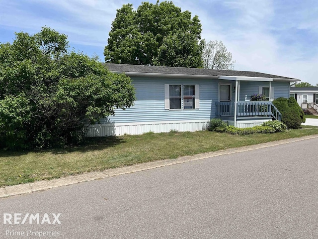 29 Armstrong Ave, Flushing, MI 48433 - manufactured / mobile home featuring a porch and a front lawn