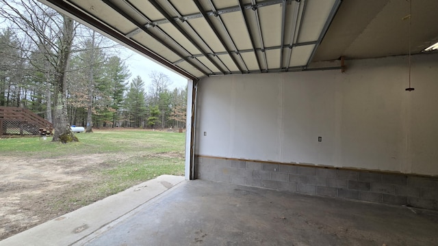 garage featuring concrete block wall
