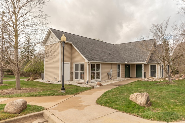 1005 E Duncan St Unit 2D, Manchester, MI 48158 - view of front facade featuring roof with shingles and a front yard