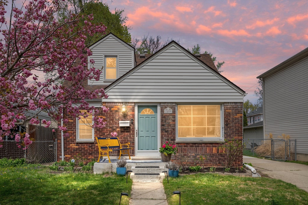 2409 Tufts Ave, Royal Oak, MI 48067 - view of front facade featuring a yard and fence