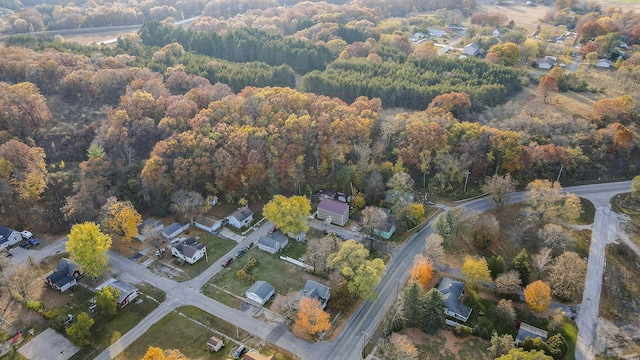 birds eye view of property featuring a forest view