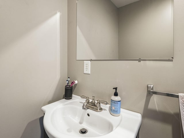 bathroom featuring a sink