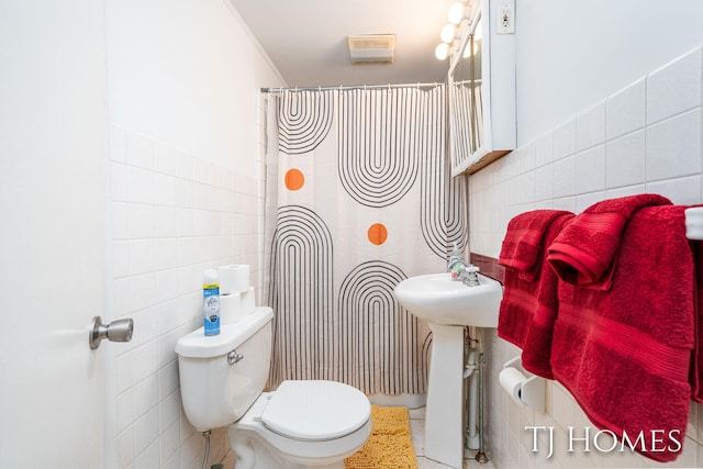 full bath featuring tile patterned flooring, tile walls, toilet, and a shower with curtain