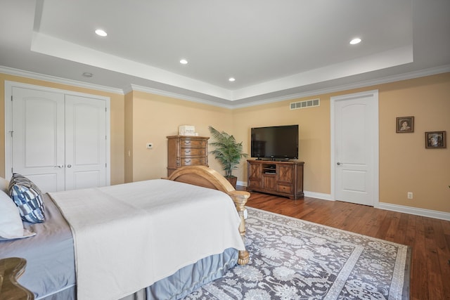70799 Fisher Rd, Bruce, MI 48065 - bedroom featuring wood finished floors, a raised ceiling, visible vents, and baseboards