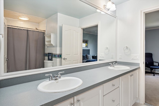 8504 Riverwalk Dr, Fenton, MI 48430 - bathroom featuring ensuite bath, double vanity, and curtained shower