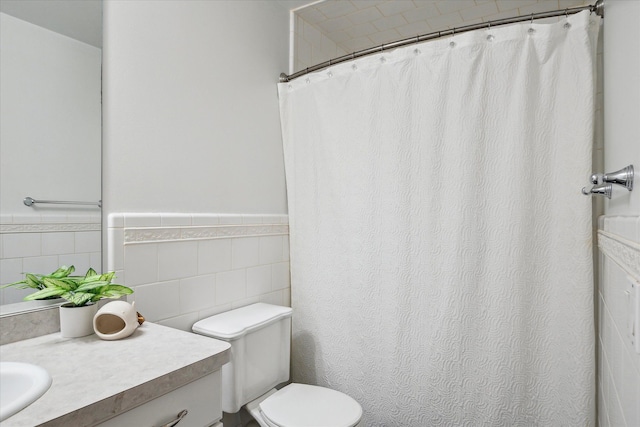 8504 Riverwalk Dr, Fenton, MI 48430 - full bathroom with vanity, toilet, wainscoting, and tile walls