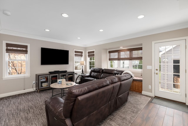 living area featuring recessed lighting, crown molding, baseboards, and wood finished floors
