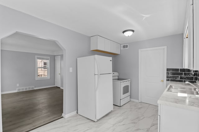 28320 Hillview St, Roseville, MI 48066 - kitchen with visible vents, a sink, white appliances, and light countertops