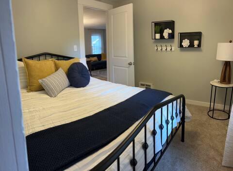 21 River St, Niles, MI 49120 - carpeted bedroom featuring baseboards and visible vents