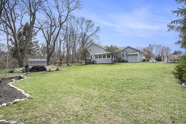 view of yard with an outbuilding
