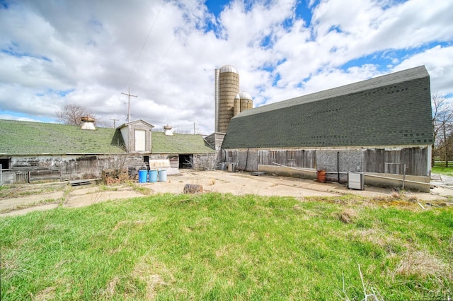view of yard with fence, an outdoor structure, and a barn