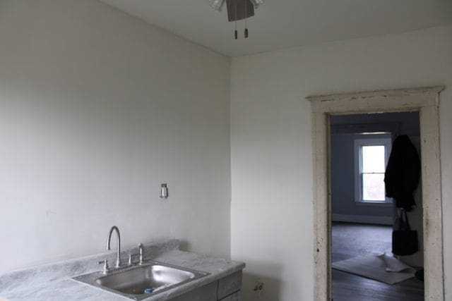 5815 Cadillac Ave, Detroit, MI 48213 - bar featuring a sink, wood finished floors, and a ceiling fan