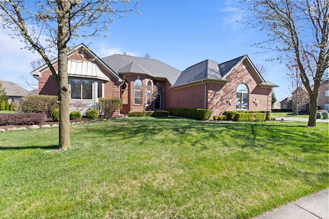 view of front of home featuring brick siding and a front yard