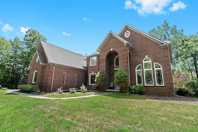traditional home featuring brick siding and a front lawn