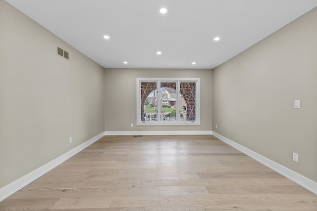 spare room with baseboards, visible vents, and recessed lighting