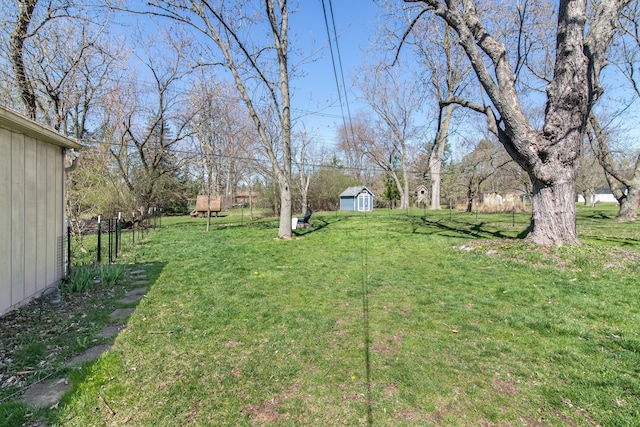 view of yard featuring an outdoor structure and a storage shed