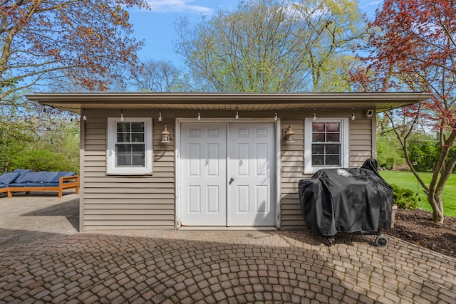 view of outdoor structure with an outbuilding