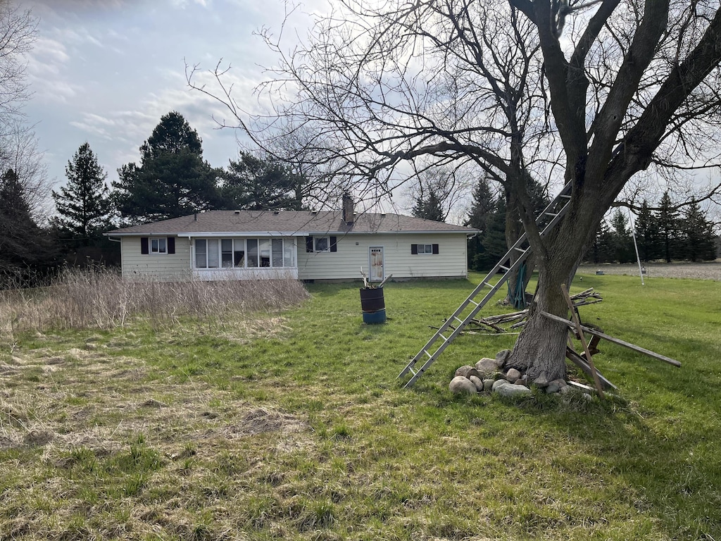 back of house featuring a lawn