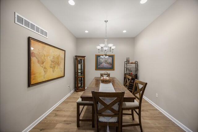 dining area featuring recessed lighting, an inviting chandelier, visible vents, light wood-style floors, and baseboards