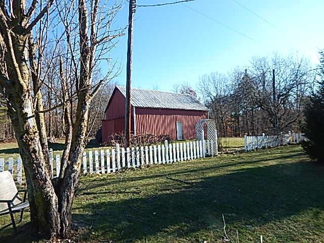 view of yard featuring a pole building and an outdoor structure