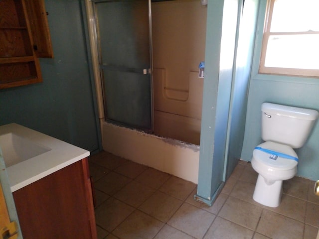 149 Mantle Ave, Jackson, MI 49202 - full bath with shower / bath combination with glass door, tile patterned floors, toilet, and vanity