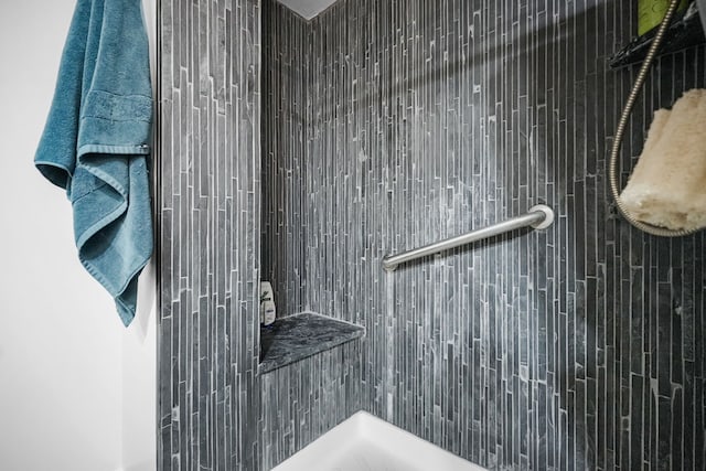 3553 Port Cove Dr Unit 37, Waterford, MI 48328 - bathroom featuring a tile shower