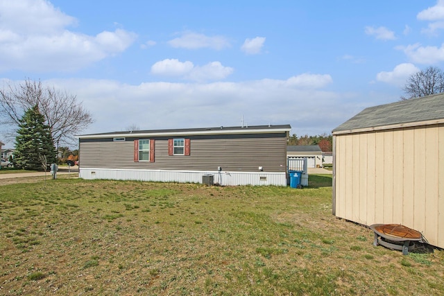 view of side of property featuring an outdoor structure and a lawn