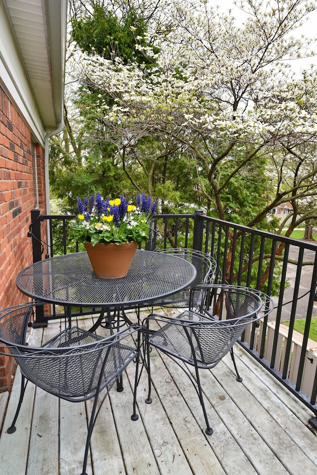 balcony featuring outdoor dining space
