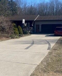 ranch-style house featuring concrete driveway