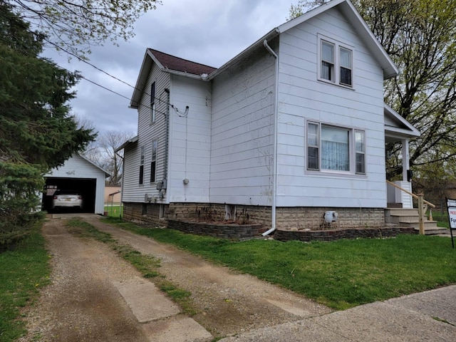 927 George St S, Jackson, MI 49202 - view of side of home featuring a garage, a yard, an outbuilding, and driveway